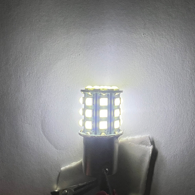 लंबे समय तक चलने वाली कारों के लिए सफेद एलईडी टर्न सिग्नल 12V एल्यूमीनियम मिश्र धातु शरीर सफेद पीला लाल 3030 33SMD